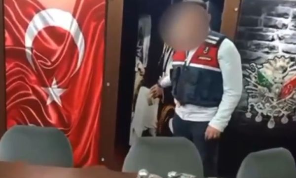 Kumar baskınında ortaya çıktı... Atatürk posteriyle gizlemişler!